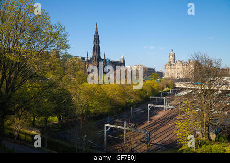 Walter Scott memorial et Balmoral Hotel de Princes Street Edinburgh Scotland UK Banque D'Images