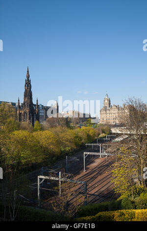 Walter Scott memorial et Balmoral Hotel de Princes Street Edinburgh Scotland UK Banque D'Images