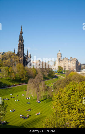 Walter Scott memorial et Balmoral Hotel de Princes Street Edinburgh Scotland UK Banque D'Images