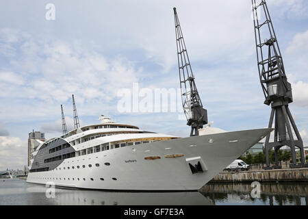 Le Sunborn, un petit bateau de croisière utilisé comme hôtel flottant amarré près du parc des expositions Excel dans les Docklands de Londres Banque D'Images