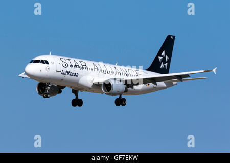 Lufthansa Airbus A320-211 [D-AIPD] Star Alliance en couleurs sur courte piste finale 31. Banque D'Images