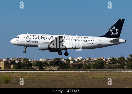 Lufthansa Airbus A320-211 [D-AIPD] Star Alliance en couleurs sur courte piste finale 31. Banque D'Images