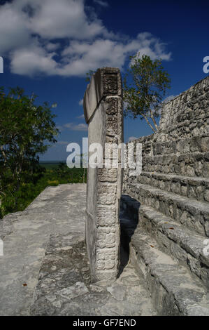 Des dalles en pierre sur les marches de la pyramide de Calakmul, Mexique Banque D'Images