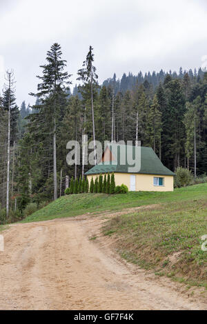 Petite maison moderne près de piste de ski dans les Carpates, dans l'ouest de l'Ukraine. Banque D'Images