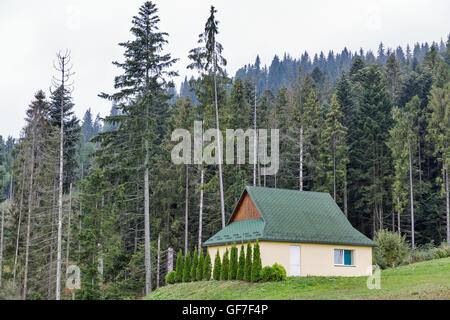 Petite maison moderne près de piste de ski dans les Carpates, dans l'ouest de l'Ukraine. Banque D'Images