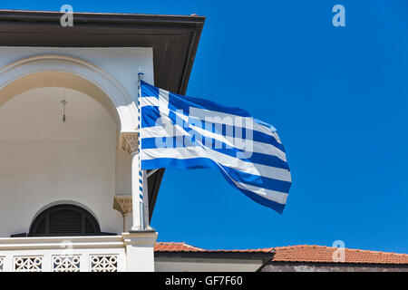 Gros plan sur le drapeau national grec église dans Paphos, Chypre. Banque D'Images