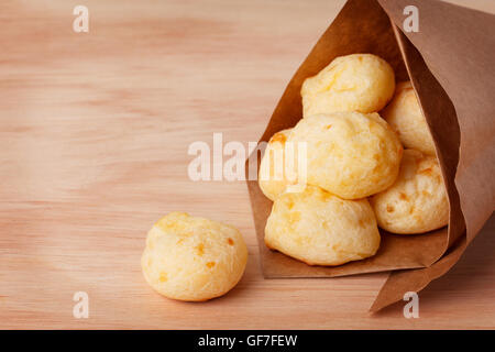 Snack-brésilien (pain au fromage Pao de Queijo") dans le cône de papier sur la table en bois. Selective focus Banque D'Images