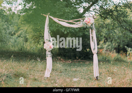 Avec des fleurs d'Archway park pour une cérémonie de mariage Banque D'Images