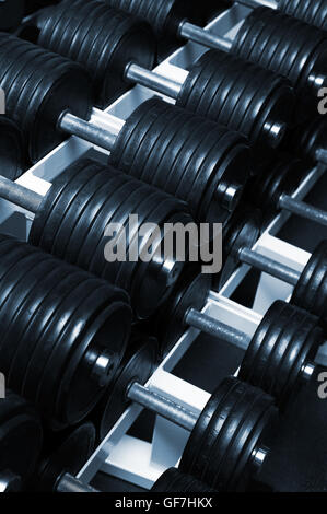 Sports lourds haltères en club de sport moderne Banque D'Images