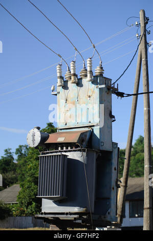 L'électricité à haute tension transformateur contre le ciel bleu Banque D'Images