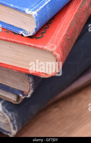 De vieux livres sur la table en bois Banque D'Images