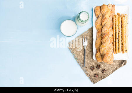 Batonnets et le lait sur fond de table bleu ciel.Snack avec repas ou de vous détendre et de l'alimentation maison de vacances.vue d'en haut. Banque D'Images