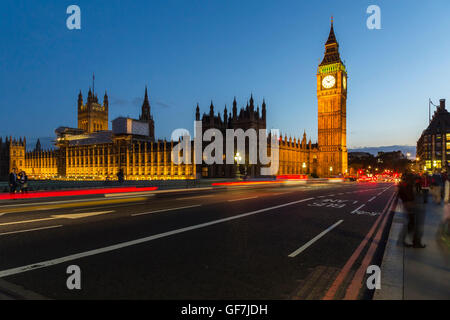 Vue sur le Big Ben juste après le coucher du soleil avec quelques sentiers - Londres, Royaume-Uni Banque D'Images