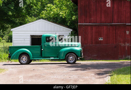 La Moravie, New York - juin 2016. Vieux camion classique en face d'une grange rouge. Banque D'Images