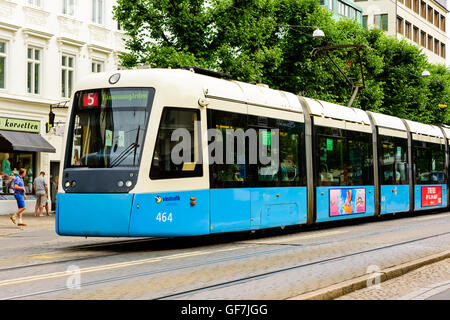 Goteborg, Suède - 25 juillet 2016 : tram bleu et beige, dans le centre ville. Les tramways électriques sont dirigés par Vasttrafik et transport co Banque D'Images