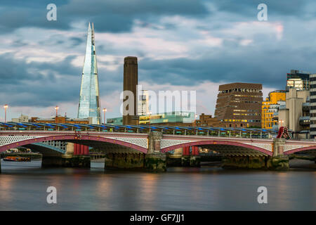 Londres, Angleterre - juin 2016. Vue de la rivière Thames, avec la construction d'échardes dans l'arrière-plan. Banque D'Images