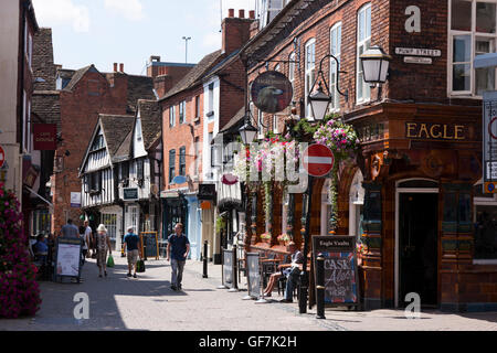 / Scène vue dans le centre-ville de Worcester historique ; intersection / coin de Friar Street et la rue de la pompe. Worcestershire. UK. Banque D'Images