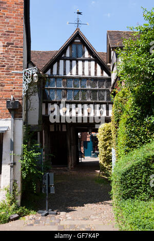 Greyfriars' House and Gardens : en regardant vers la chambre et porte d'entrée / arch du jardin. Friar Street, Worcester. UK. Banque D'Images