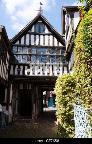 Greyfriars' House and Gardens : en regardant vers la chambre et porte d'entrée / arch du jardin. Friar Street, Worcester. UK. Banque D'Images