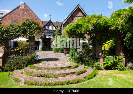 Greyfriars' House and Gardens : en regardant vers la chambre et porte d'entrée / arch du jardin. Friar Street, Worcester. UK. Banque D'Images