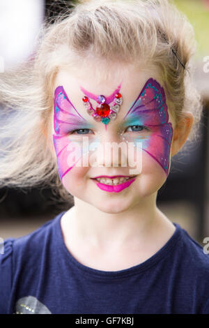 Kid enfant fille filles / l'âge de 4 ans ; la peinture du visage /  maquillage avec maquillage, visage peint & Bijoux, par artiste  professionnel at party / fair Photo Stock - Alamy
