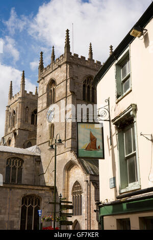 Royaume-uni, Angleterre, Norfolk, King's Lynn, samedi Place du marché, des tours de la cathédrale St Margaret's Church Banque D'Images