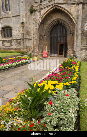 Royaume-uni, Angleterre, Norfolk, King's Lynn, Minster St Margaret's Church, de fleurs à côté de la porte de chemin Banque D'Images