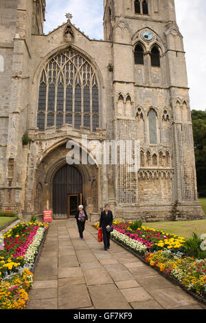 Royaume-uni, Angleterre, Norfolk, King's Lynn, Minster St Margaret's Church, de fleurs à côté de la porte de chemin Banque D'Images