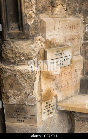 Royaume-uni, Angleterre, Norfolk, King's Lynn, Minster St Margaret's Church, à côté des marqueurs du niveau de crue porte Banque D'Images