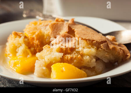 Délicieux petit peach cobbler avec une croûte feuilletée Banque D'Images