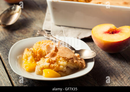 Délicieux petit peach cobbler avec une croûte feuilletée Banque D'Images