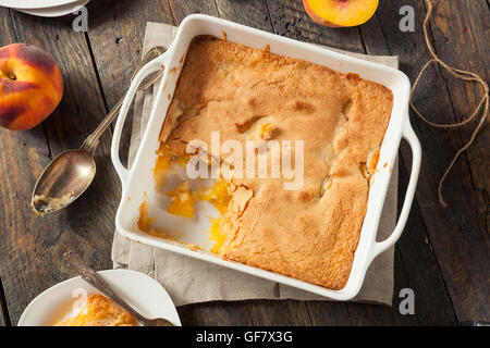 Délicieux petit peach cobbler avec une croûte feuilletée Banque D'Images