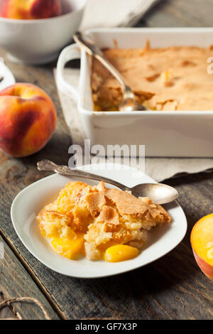 Délicieux petit peach cobbler avec une croûte feuilletée Banque D'Images