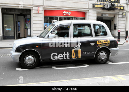 'App Gett tarif fixe' annonce annonce sur black taxi cab dans Cheapside street dans la ville de London Square Mile England UK KATHY DEWITT Banque D'Images