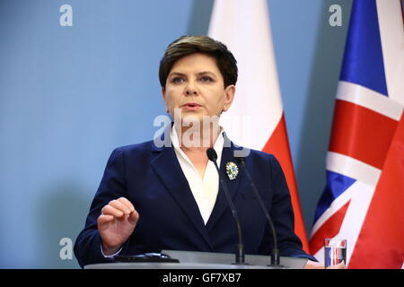 Varsovie, Pologne. 28 juillet, 2016. Primer Beata Szydlo (R) au cours d'une conférence de presse conjointe avec le Premier ministre britannique Theresa mai à Varsovie. Theresa peut s'est engagé à continuer de consacrer 2  % du PIB à la défense en ligne avec les engagements de l'Otan et a promis de "se tenir debout dans le monde" aux côtés des alliés après la sortie de l'UE. Mme peuvent également a dit qu'elle voulait développer la "plus grande relation avec la Pologne" après Brexit. © Jakob Ratz/Pacific Press/Alamy Live News Banque D'Images