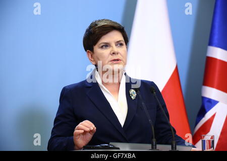 Varsovie, Pologne. 28 juillet, 2016. Primer Beata Szydlo (R) au cours d'une conférence de presse conjointe avec le Premier ministre britannique Theresa mai à Varsovie. Theresa peut s'est engagé à continuer de consacrer 2  % du PIB à la défense en ligne avec les engagements de l'Otan et a promis de "se tenir debout dans le monde" aux côtés des alliés après la sortie de l'UE. Mme peuvent également a dit qu'elle voulait développer la "plus grande relation avec la Pologne" après Brexit. © Jakob Ratz/Pacific Press/Alamy Live News Banque D'Images