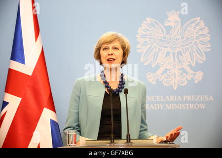 Varsovie, Pologne. 28 juillet, 2016. Le Premier ministre britannique Theresa mai au cours d'une conférence de presse conjointe avec primaire Beata Szydlo à Varsovie. Elle s'est engagée à continuer de consacrer 2  % du PIB à la défense en ligne avec les engagements de l'Otan et a promis de "se tenir debout dans le monde" aux côtés des alliés après la sortie de l'UE. Mme peuvent également a dit qu'elle voulait développer la "plus grande relation avec la Pologne" après Brexit. © Jakob Ratz/Pacific Press/Alamy Live News Banque D'Images