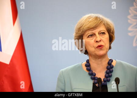 Varsovie, Pologne. 28 juillet, 2016. Le Premier ministre britannique Theresa mai au cours d'une conférence de presse conjointe avec primaire Beata Szydlo à Varsovie. Elle s'est engagée à continuer de consacrer 2  % du PIB à la défense en ligne avec les engagements de l'Otan et a promis de "se tenir debout dans le monde" aux côtés des alliés après la sortie de l'UE. Mme peuvent également a dit qu'elle voulait développer la "plus grande relation avec la Pologne" après Brexit. © Jakob Ratz/Pacific Press/Alamy Live News Banque D'Images