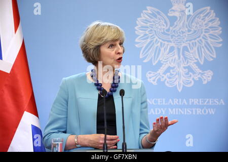 Varsovie, Pologne. 28 juillet, 2016. Le Premier ministre britannique Theresa mai au cours d'une conférence de presse conjointe avec primaire Beata Szydlo à Varsovie. Elle s'est engagée à continuer de consacrer 2  % du PIB à la défense en ligne avec les engagements de l'Otan et a promis de "se tenir debout dans le monde" aux côtés des alliés après la sortie de l'UE. Mme peuvent également a dit qu'elle voulait développer la "plus grande relation avec la Pologne" après Brexit. © Jakob Ratz/Pacific Press/Alamy Live News Banque D'Images