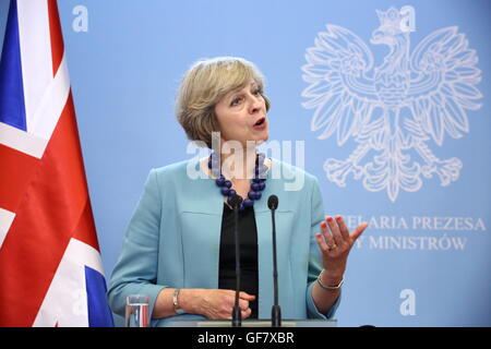 Varsovie, Pologne. 28 juillet, 2016. Le Premier ministre britannique Theresa mai au cours d'une conférence de presse conjointe avec primaire Beata Szydlo à Varsovie. Elle s'est engagée à continuer de consacrer 2  % du PIB à la défense en ligne avec les engagements de l'Otan et a promis de "se tenir debout dans le monde" aux côtés des alliés après la sortie de l'UE. Mme peuvent également a dit qu'elle voulait développer la "plus grande relation avec la Pologne" après Brexit. © Jakob Ratz/Pacific Press/Alamy Live News Banque D'Images