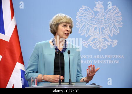 Varsovie, Pologne. 28 juillet, 2016. Le Premier ministre britannique Theresa mai au cours d'une conférence de presse conjointe avec primaire Beata Szydlo à Varsovie. Elle s'est engagée à continuer de consacrer 2  % du PIB à la défense en ligne avec les engagements de l'Otan et a promis de "se tenir debout dans le monde" aux côtés des alliés après la sortie de l'UE. Mme peuvent également a dit qu'elle voulait développer la "plus grande relation avec la Pologne" après Brexit. © Jakob Ratz/Pacific Press/Alamy Live News Banque D'Images