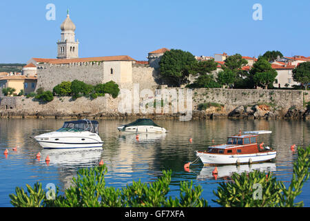 La vieille ville fortifiée avec tour de Krk, Croatie Banque D'Images