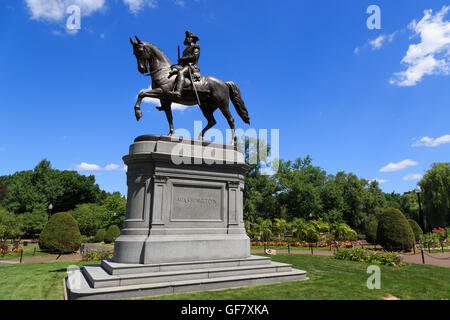 Une photographie de la statue équestre de George Washington, par Thomas Ball en 1869, dans le Jardin Public de Boston. Banque D'Images