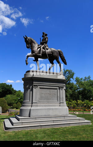 Une photographie de la statue équestre de George Washington, par Thomas Ball en 1869, dans le Jardin Public de Boston. Banque D'Images