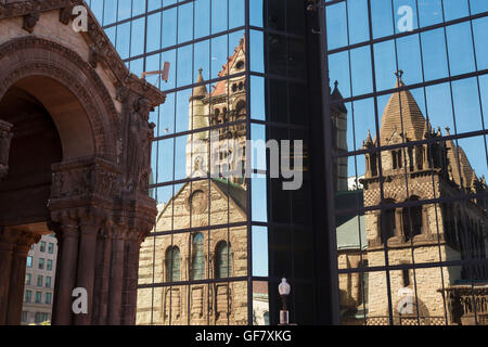 Une photographie de la réflexion de l'église Trinity à la John Hancock Tower, dans la ville de Boston, Massachusetts. Banque D'Images