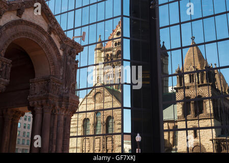 Une photographie de la réflexion de l'église Trinity à la John Hancock Tower, dans la ville de Boston, Massachusetts. Banque D'Images