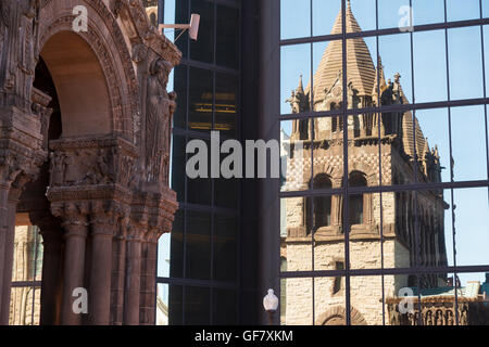 Une photographie de la réflexion de l'église Trinity à la John Hancock Tower, dans la ville de Boston, Massachusetts. Banque D'Images