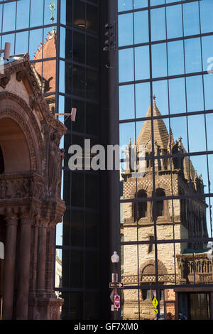 Une photographie de la réflexion de l'église Trinity à la John Hancock Tower, dans la ville de Boston, Massachusetts. Banque D'Images