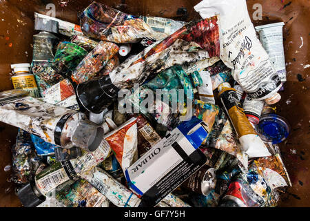 Close up d'un tas de tubes d'huile peintures de couleur, froissés et écrasée, dans un studio d'artiste. Banque D'Images