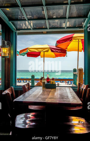 Table dans un restaurant sur la plage de destin FL. Banque D'Images